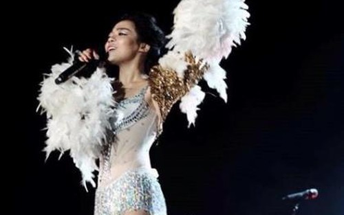 Cục yêu cầu xử lý vụ ca sĩ Hà Linh ăn mặc phản cảm hát nhạc Trịnh